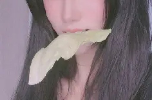 女星超大牌排场惹热议与男助理亲密举动引全网吵翻